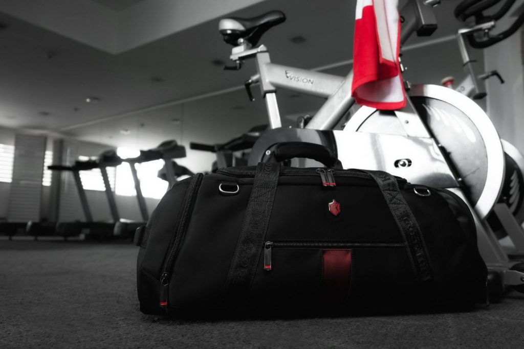 What to pack in your gym bag (without the weightlifting challenge)
